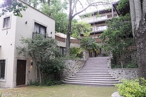 Un edificio a più piani con una scala in pietra che conduce a un livello inferiore.