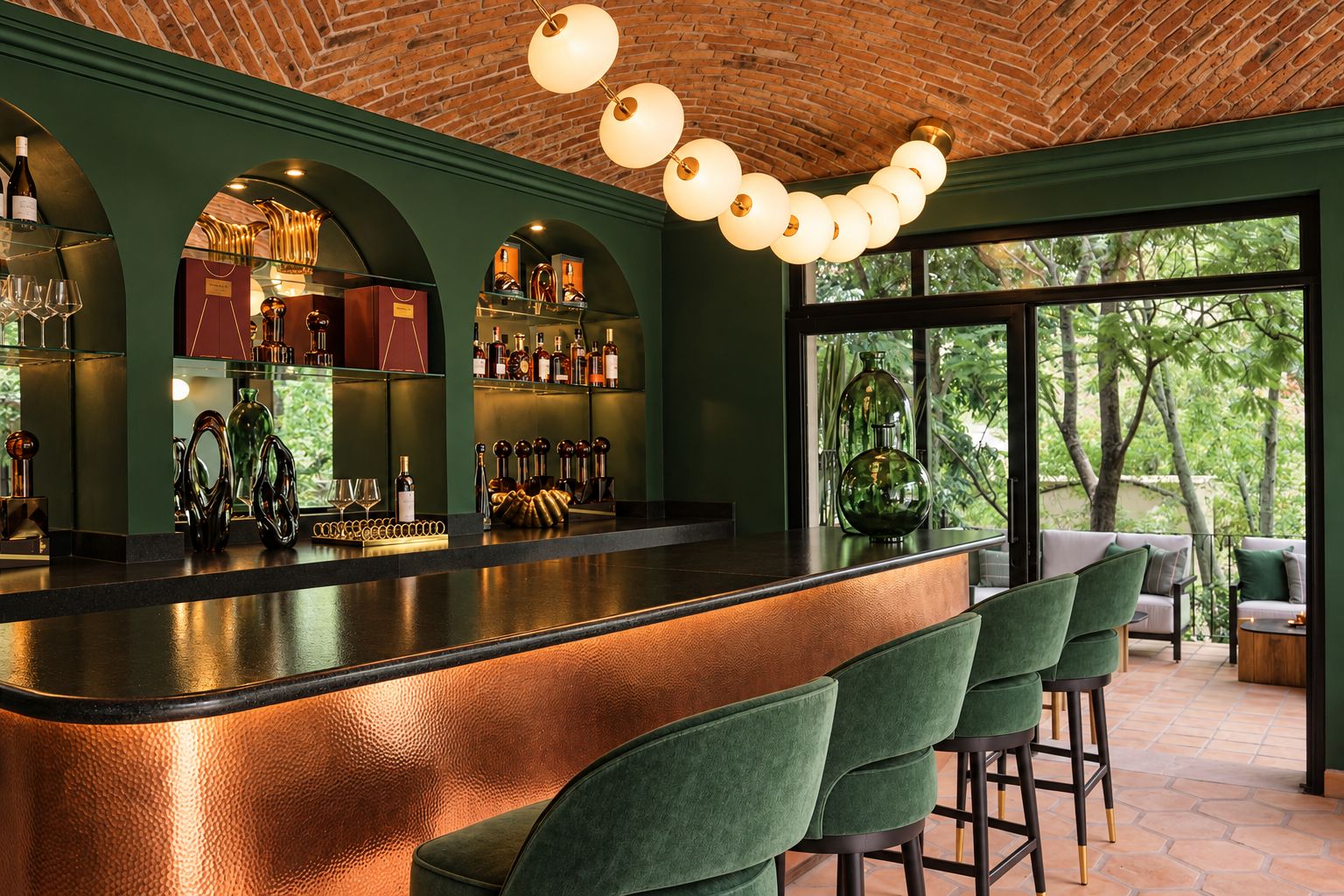 Zona de bar con barra curva, taburetes de bar tapizados en verde y techo de ladrillo con lámparas esféricas colgantes.