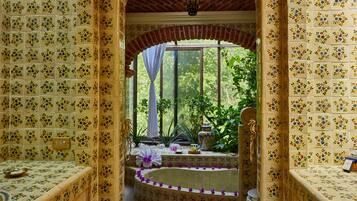 Junior Room, 1 King Bed (Solo Habitacion) | Bathroom | Shower, free toiletries, hair dryer, towels