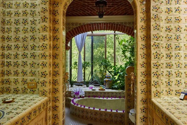 Junior Room, 1 King Bed (Solo Habitacion) | Bathroom | Shower, free toiletries, hair dryer, towels - La Puertecita Boutique Hotel (San Miguel de Allende)