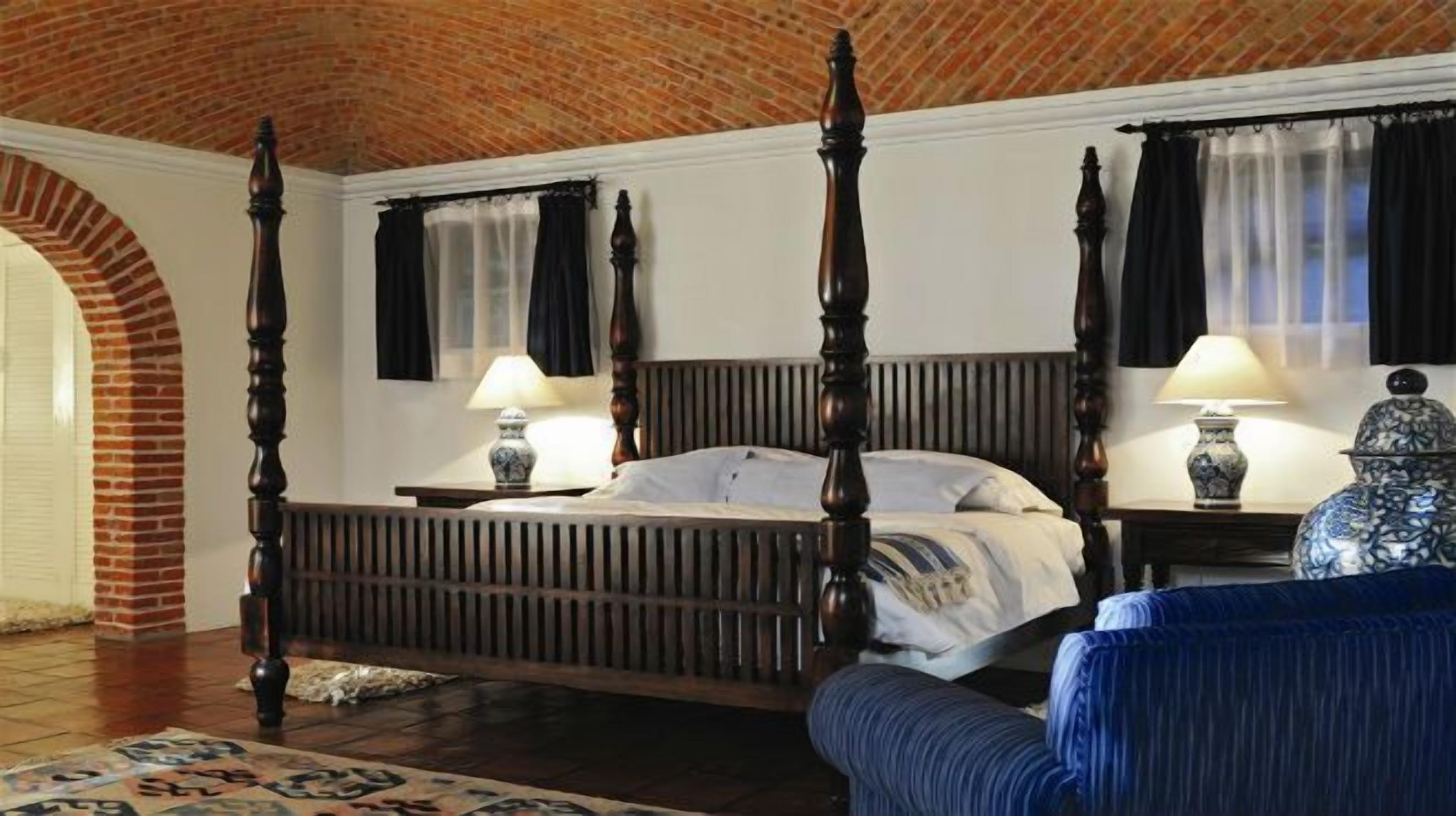 junior room, 1 king bed (solo habitacion) | premium bedding, in-room safe, individually decorated, desk