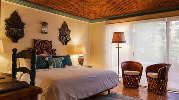 Deluxe Room (Solo Habitacion) | Premium bedding, in-room safe, individually decorated, desk