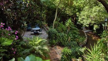 Junior Room, 1 King Bed (Solo Habitacion) | Garden view