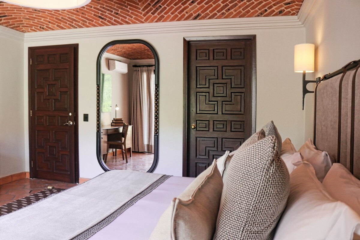 Suite de lujo | Ropa de cama de alta calidad y caja de seguridad en la habitación 