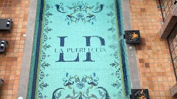 Una piscina con baldosas decorativas y el texto 'LA PUERTO' en las paredes.