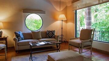 Suite, 1 King Bed (Solo Habitacion) | Living area | 40-inch flat-screen TV with cable channels, TV