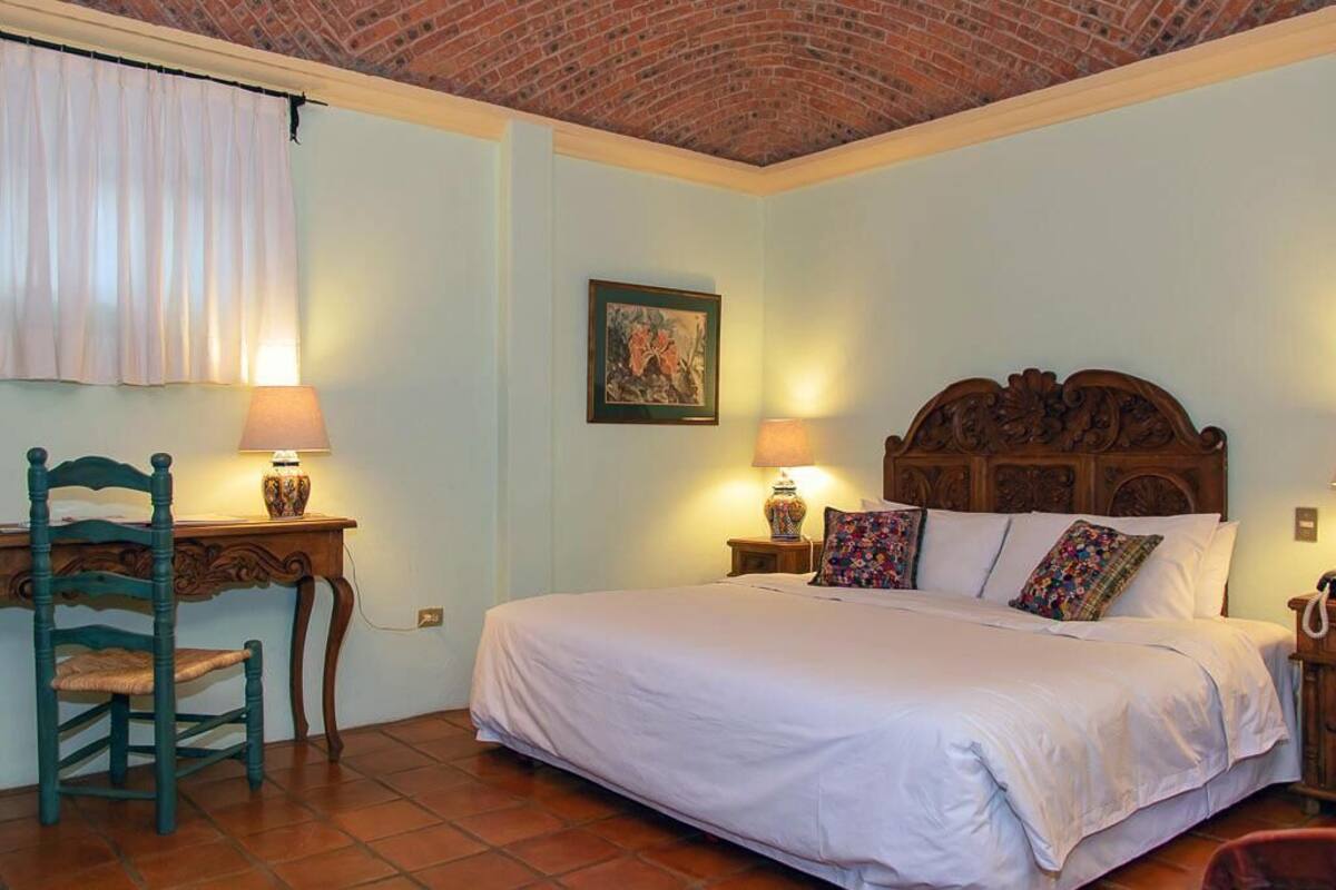 Ropa de cama de alta calidad y caja de seguridad en la habitación 