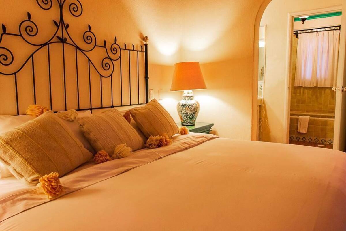 Ropa de cama de alta calidad y caja de seguridad en la habitación 