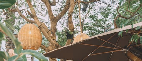 Breakfast, lunch, dinner served; American cuisine, alfresco dining