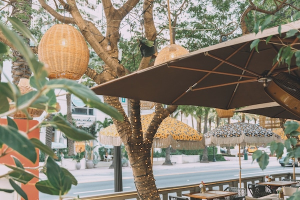 Breakfast, lunch, dinner served; American cuisine, alfresco dining