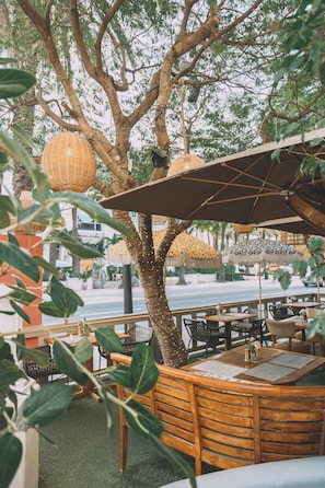 Petit déjeuner et déjeuner servis sur place, restauration en plein air