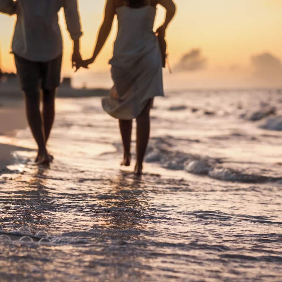 靠近海滩、沙滩椅、沙滩毛巾