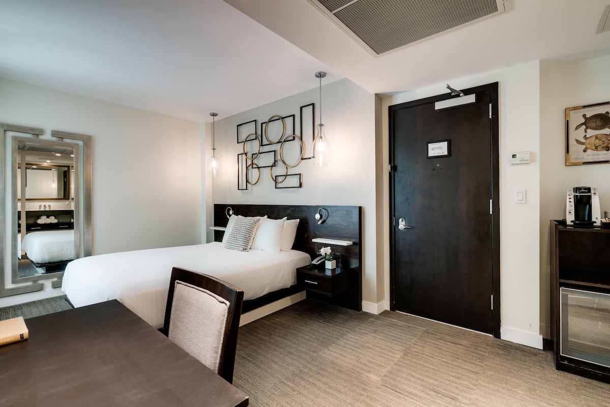 1 bedroom, premium bedding, in-room safe, desk