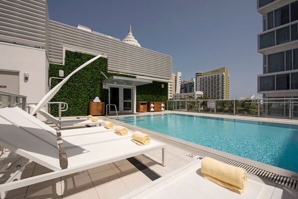 حمّام سباحة خارجي، مظلات على حمّام السباحة، مقاعد للتشمس