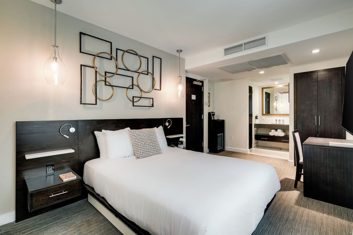 Premium Room (Queen) | 1 bedroom, premium bedding, in-room safe, desk