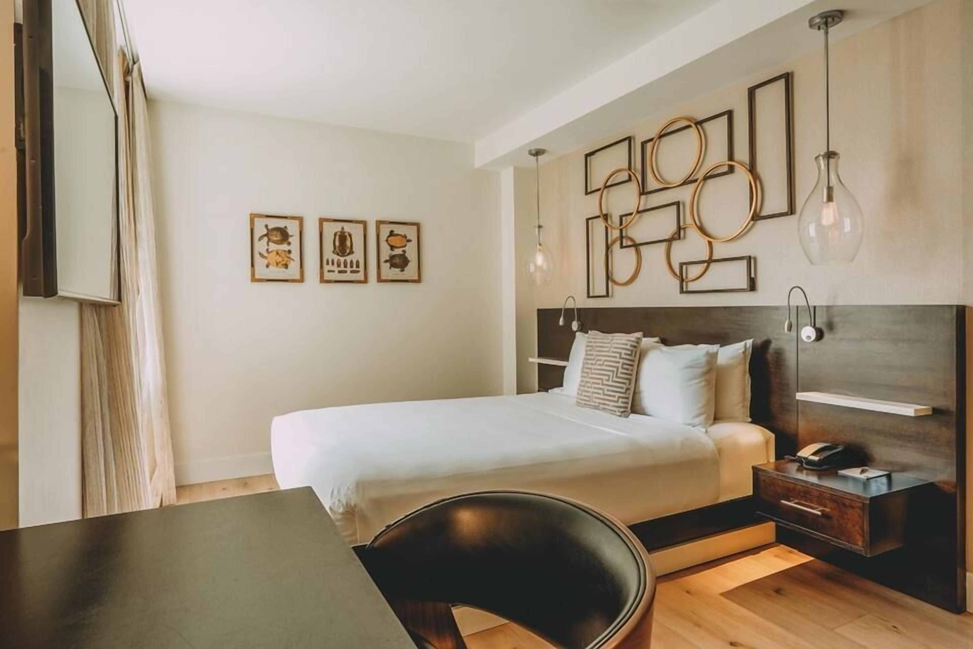 Premium bedding, in-room safe, desk, laptop workspace