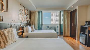 Quarto, 2 camas Queen, sacada, vista parcial para o oceano | Roupas de cama premium, cofres nos quartos, escrivaninha