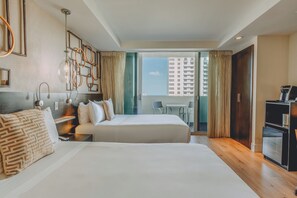 Chambre, 2 grands lits, balcon, vue partielle sur l'océan | Literie de qualité supérieure, coffres-forts dans les chambres, bureau