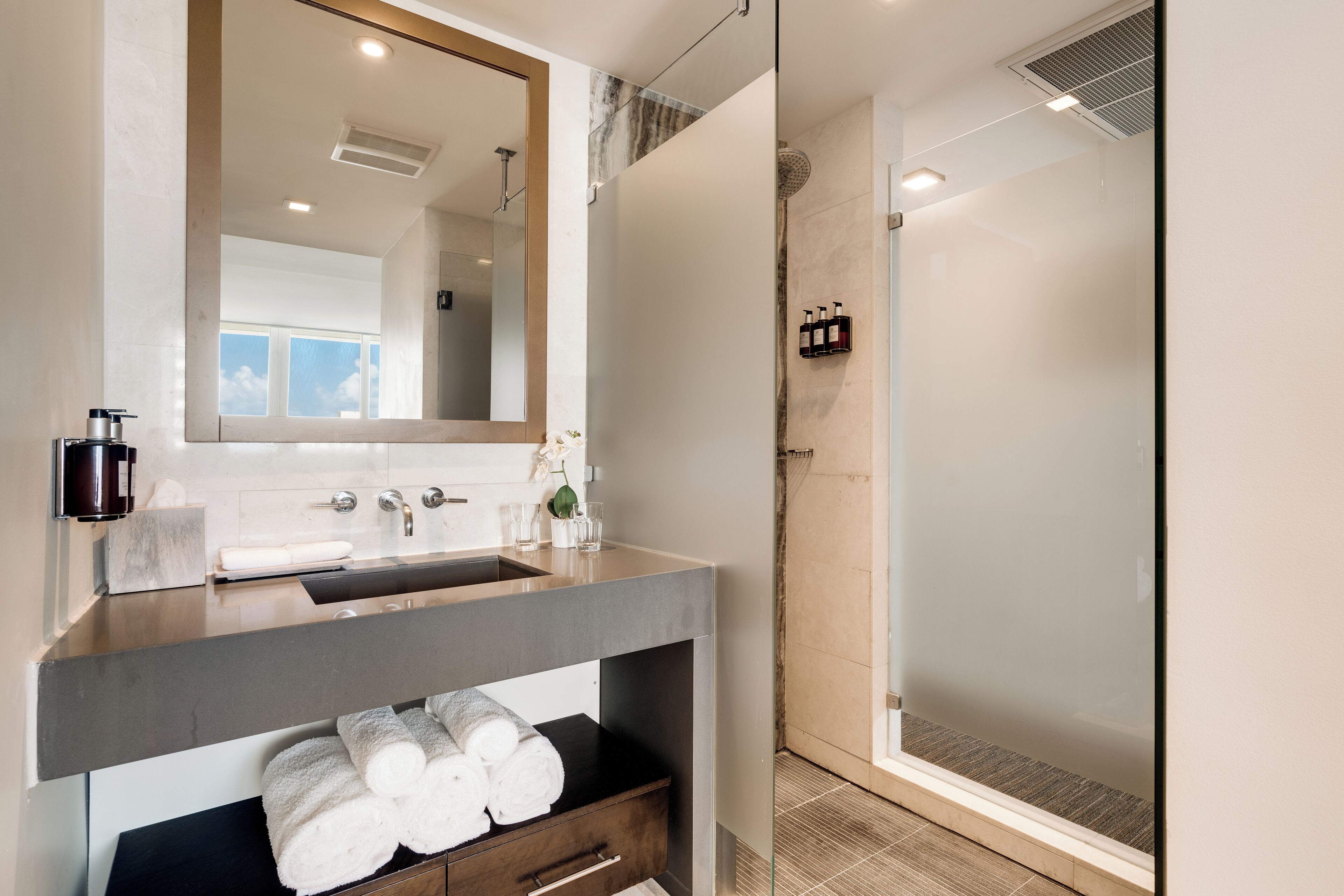 panoramic single room, 1 king bed, balcony, partial ocean view | bathroom | shower, designer toiletries, bathrobes, slippers