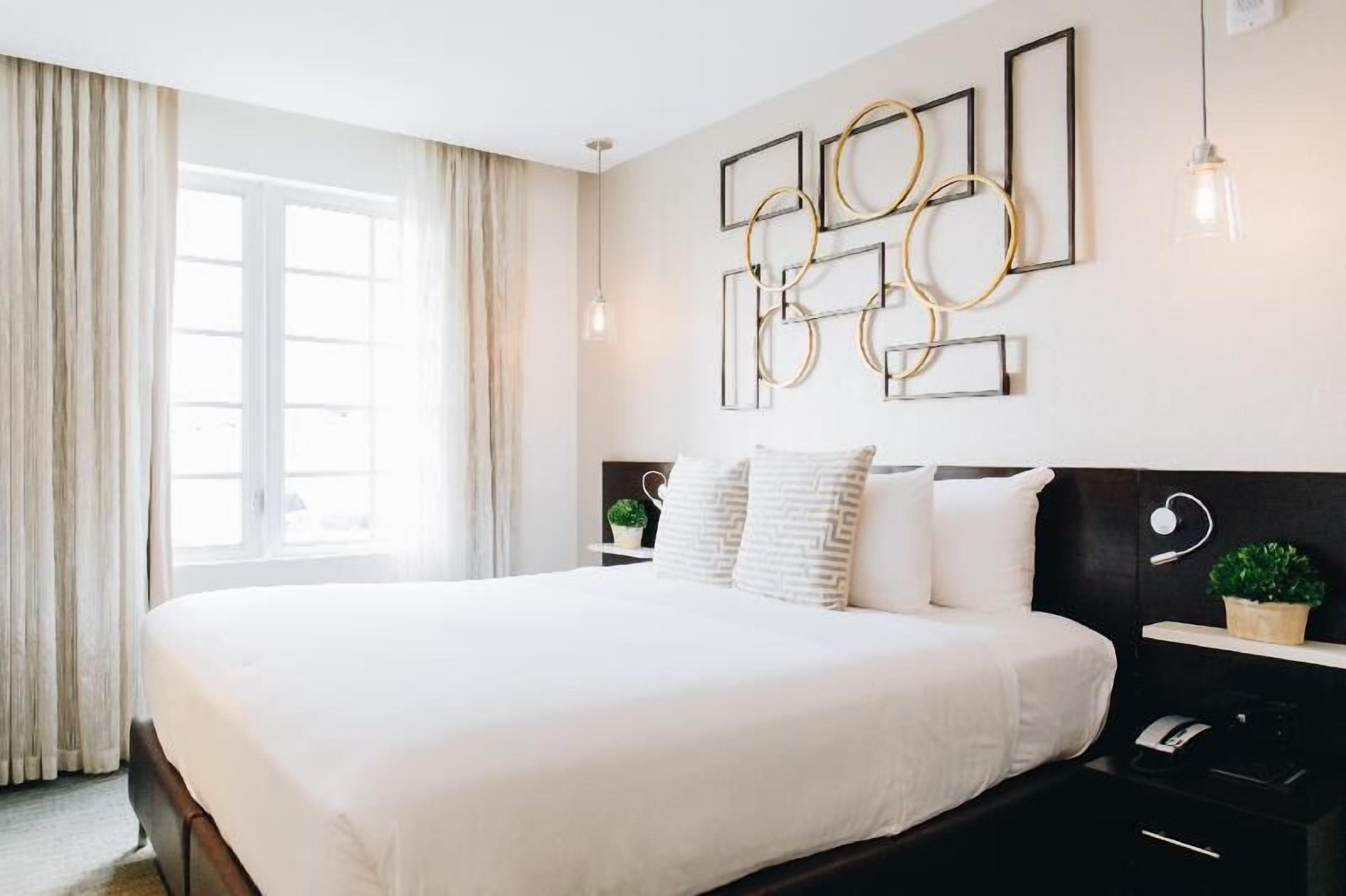 Premium bedding, in-room safe, desk, laptop workspace