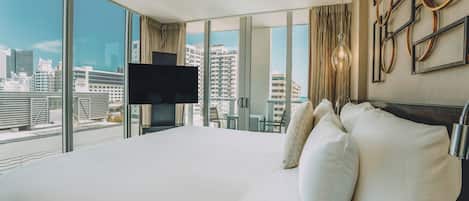 Panoramic Single Room, 1 King Bed, Balcony, Partial Ocean View | 1 bedroom, premium bedding, in-room safe, desk