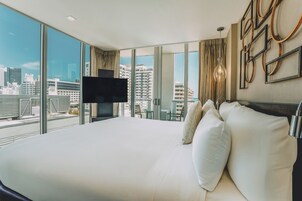 Panoramic Single Room, 1 King Bed, Balcony, Partial Ocean View | Premium bedding, in-room safe, desk, laptop workspace