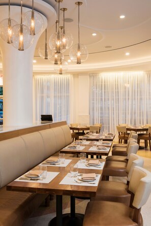 Breakfast, lunch, dinner served; American cuisine, al fresco dining 