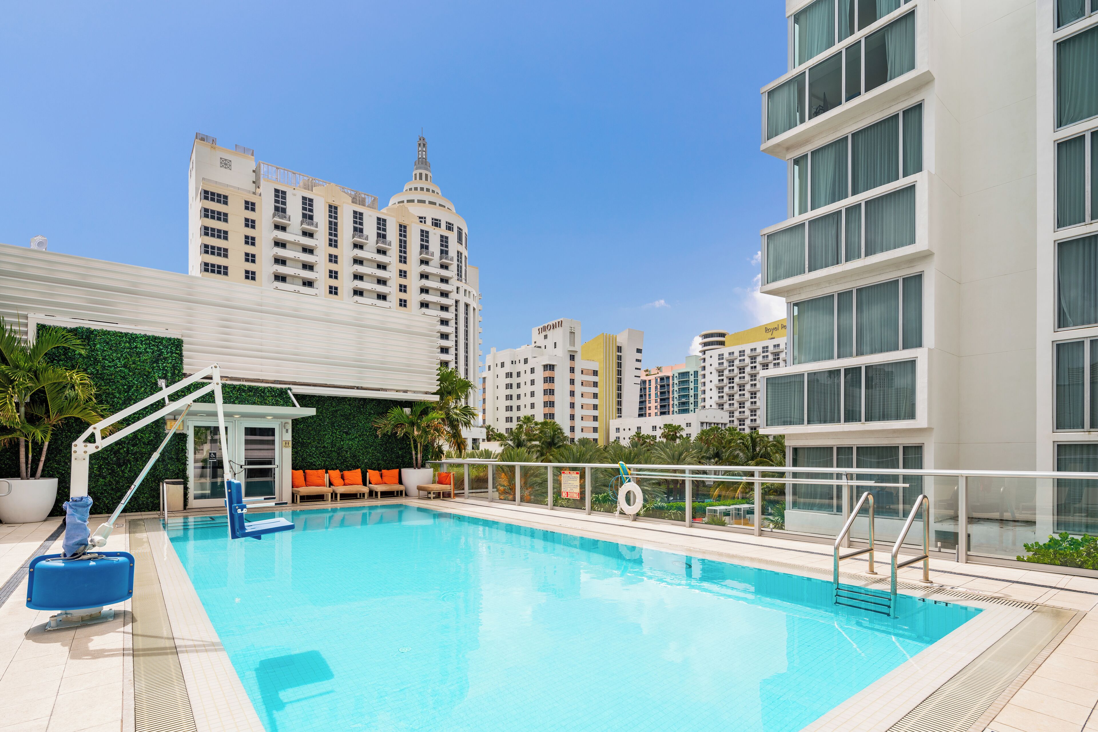 Piscina externa, guarda-sóis, espreguiçadeiras