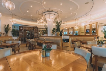 Breakfast, lunch, dinner served; American cuisine, alfresco dining  at Iberostar Waves Berkeley Shore