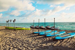 Beach nearby, sun loungers, beach towels