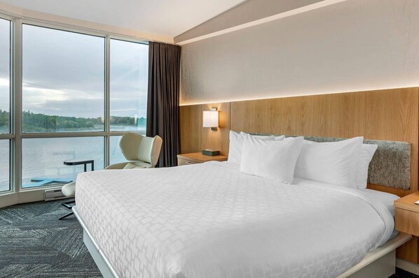 1 King Bed, Lake View | Hypo-allergenic bedding, pillow-top beds, desk, blackout curtains - Clarion Lakeside Inn & Conference Centre (Kenora)