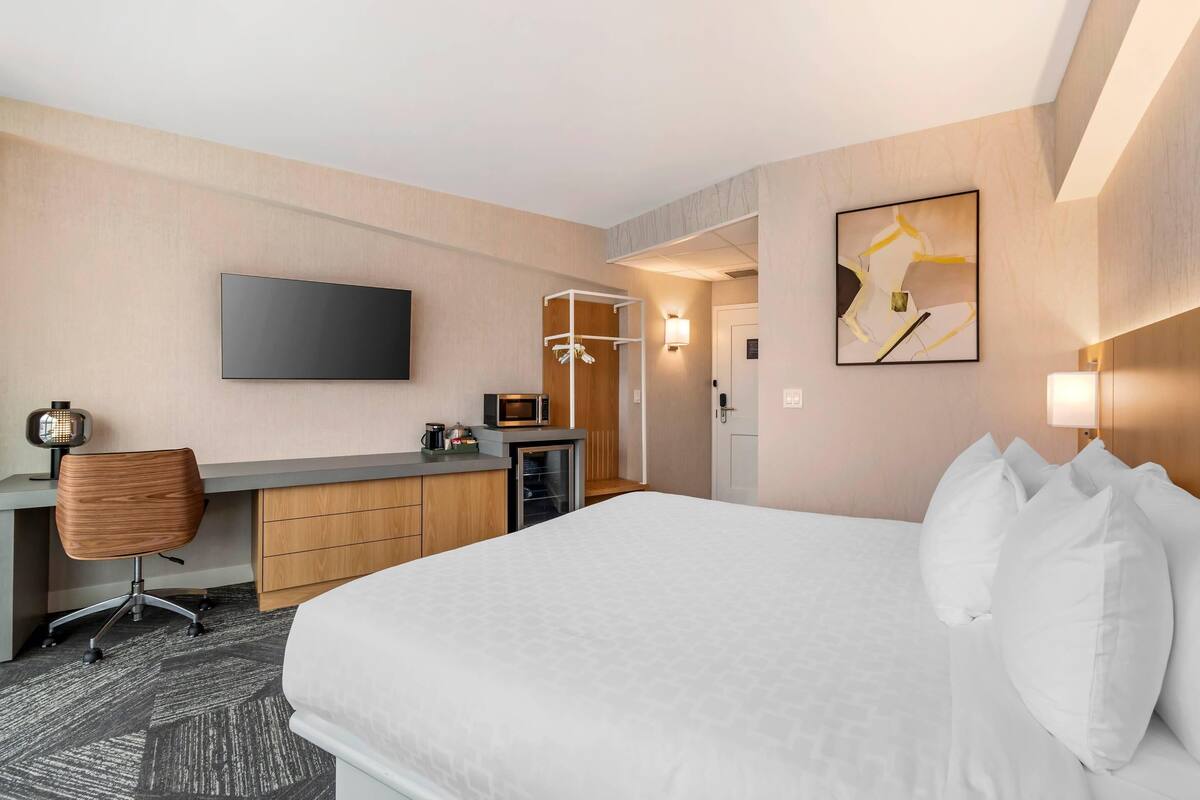 Chambre, 1 très grand lit | Literie hypoallergénique, lit avec matelas à plateau-coussin, bureau