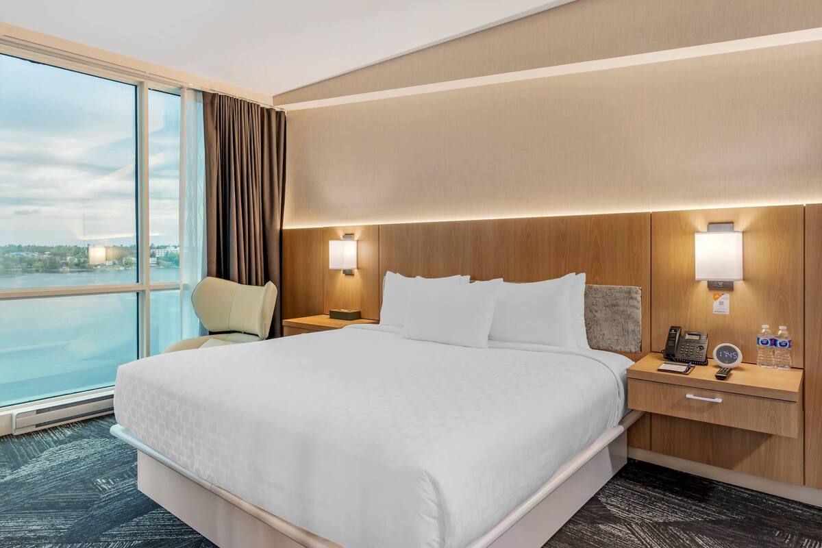 Suite, 1 très grand lit, non-fumeur | Literie hypoallergénique, lit avec matelas à plateau-coussin, bureau