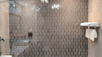 Bañera con ducha, bañera profunda, artículos de tocador ecológicos