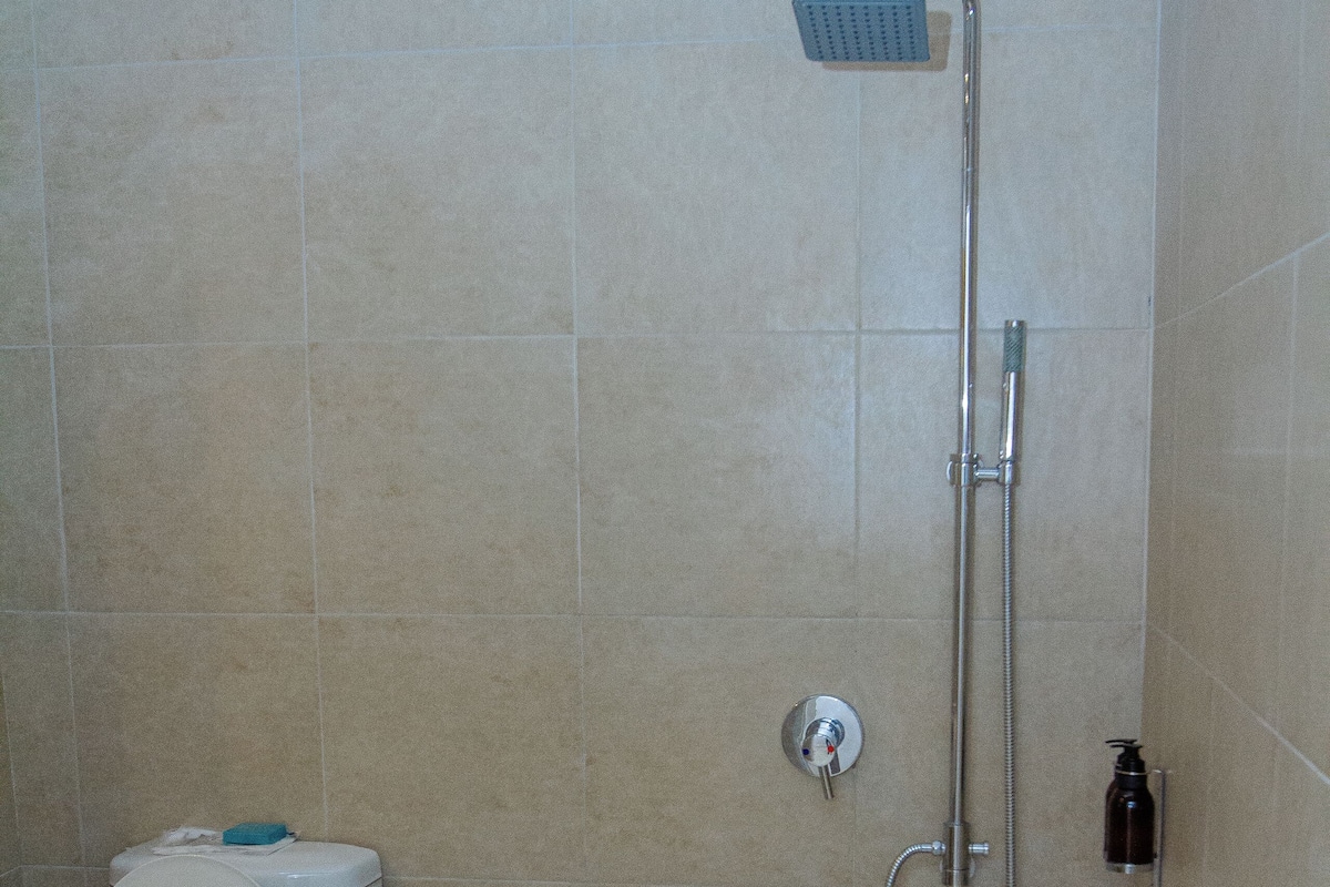Bañera con ducha, bañera profunda, artículos de tocador ecológicos