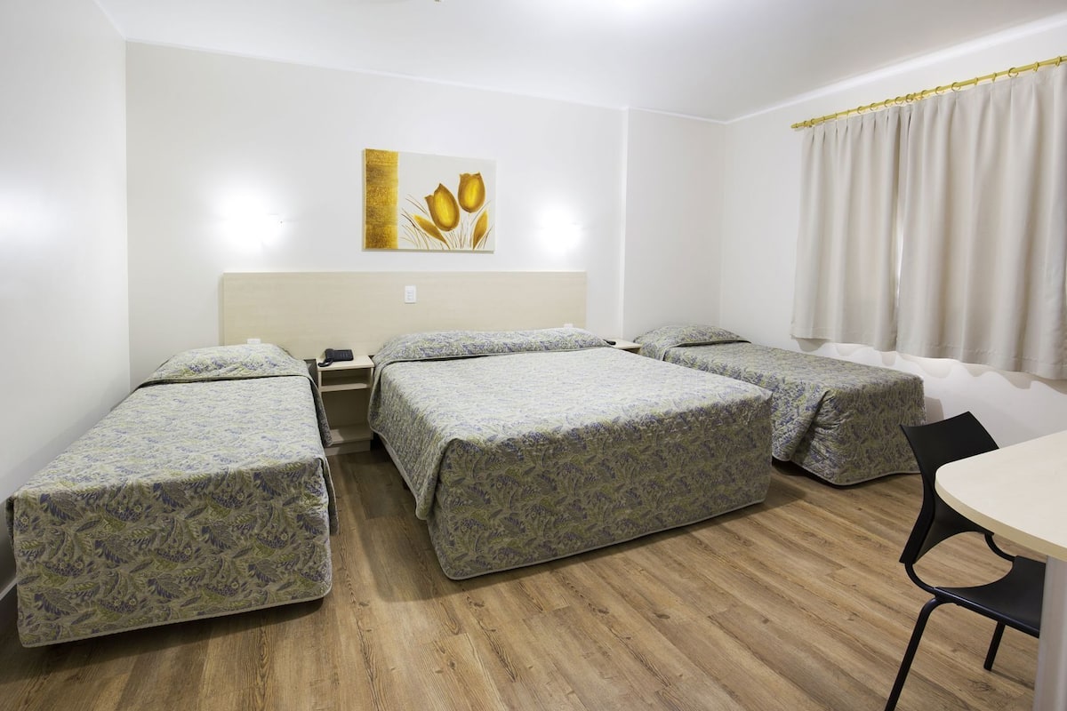 Frigobar, escrivaninha, espaço de trabalho para notebook