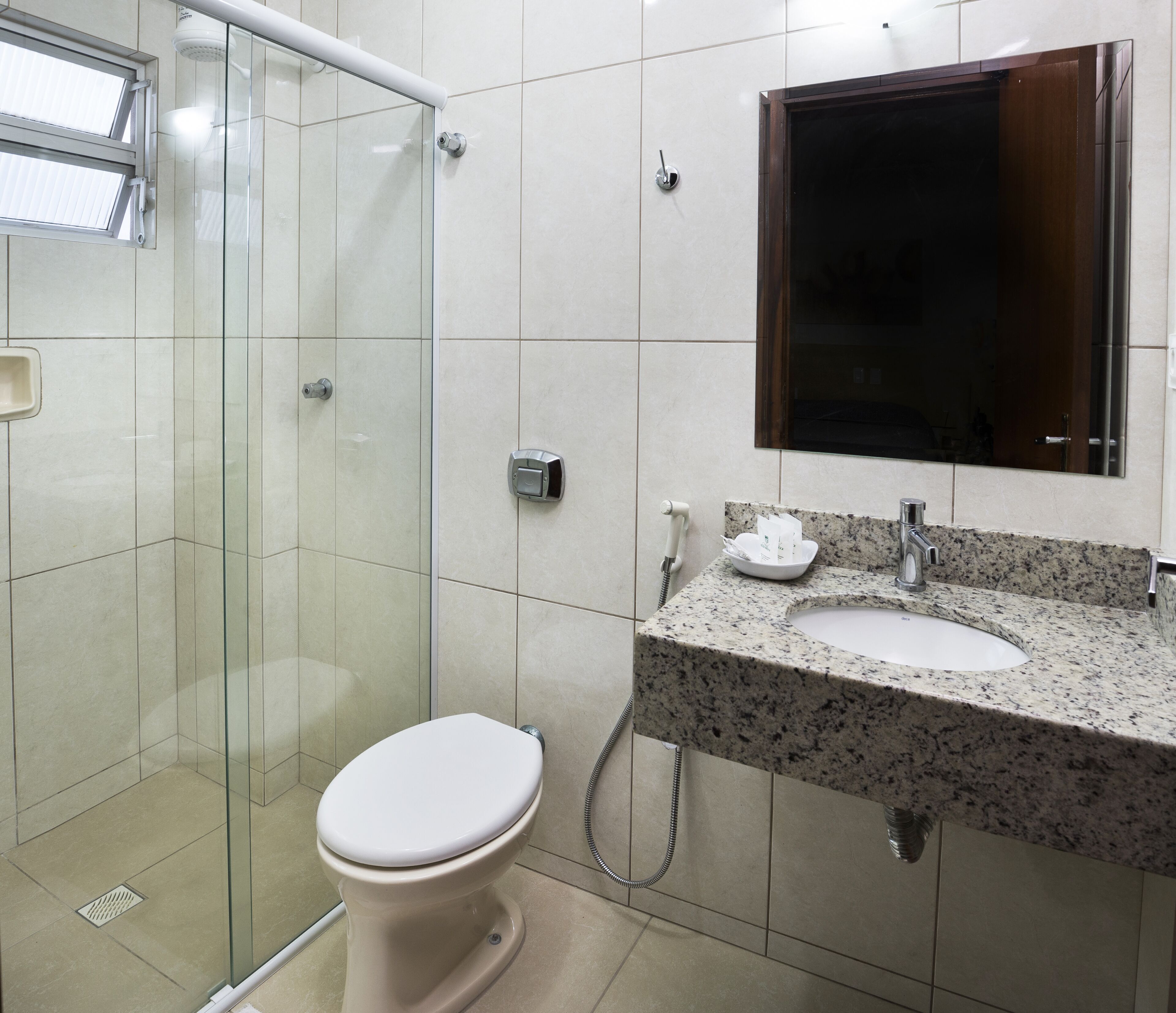 バスルーム | シャワー、ヘアドライヤー、タオル