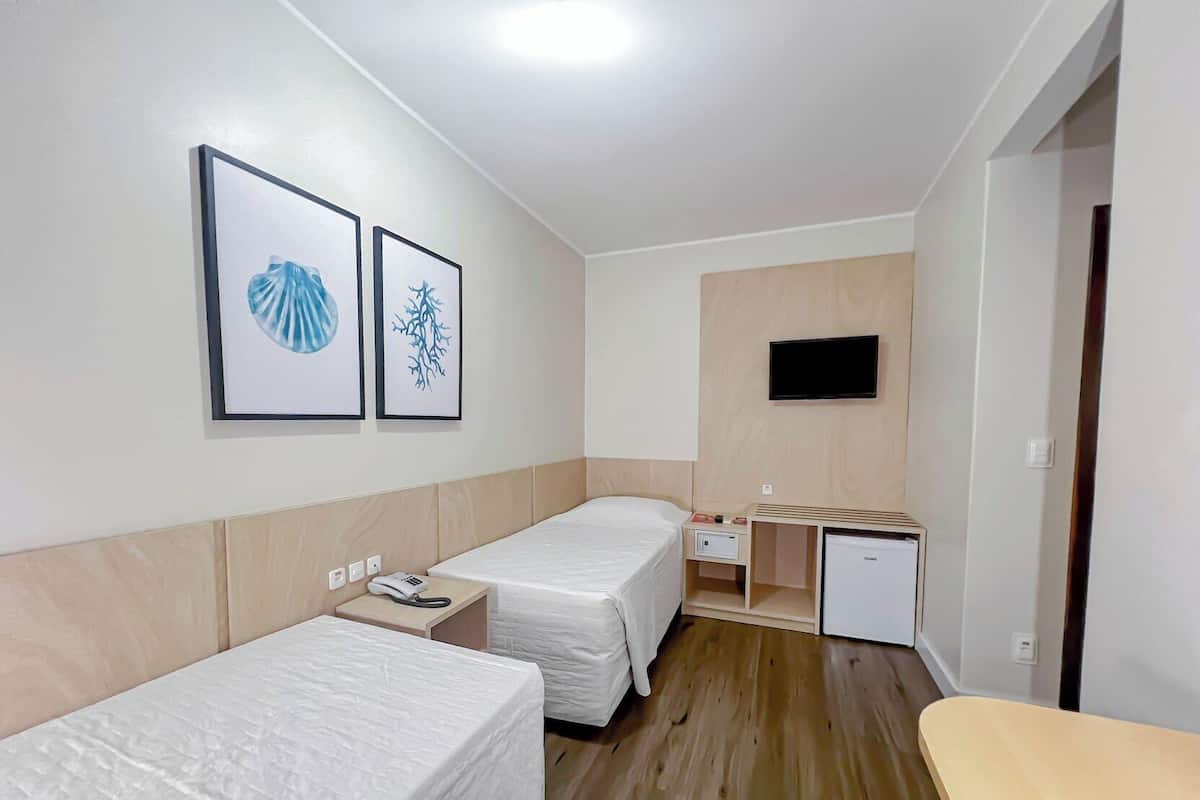Minibar, skrivbord, arbetsyta för laptop och mörkläggningsgardiner