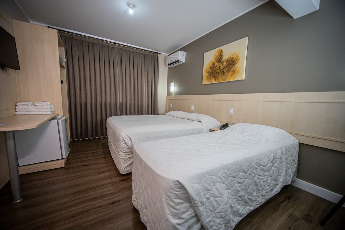 Minibar, skrivbord, arbetsyta för laptop och mörkläggningsgardiner