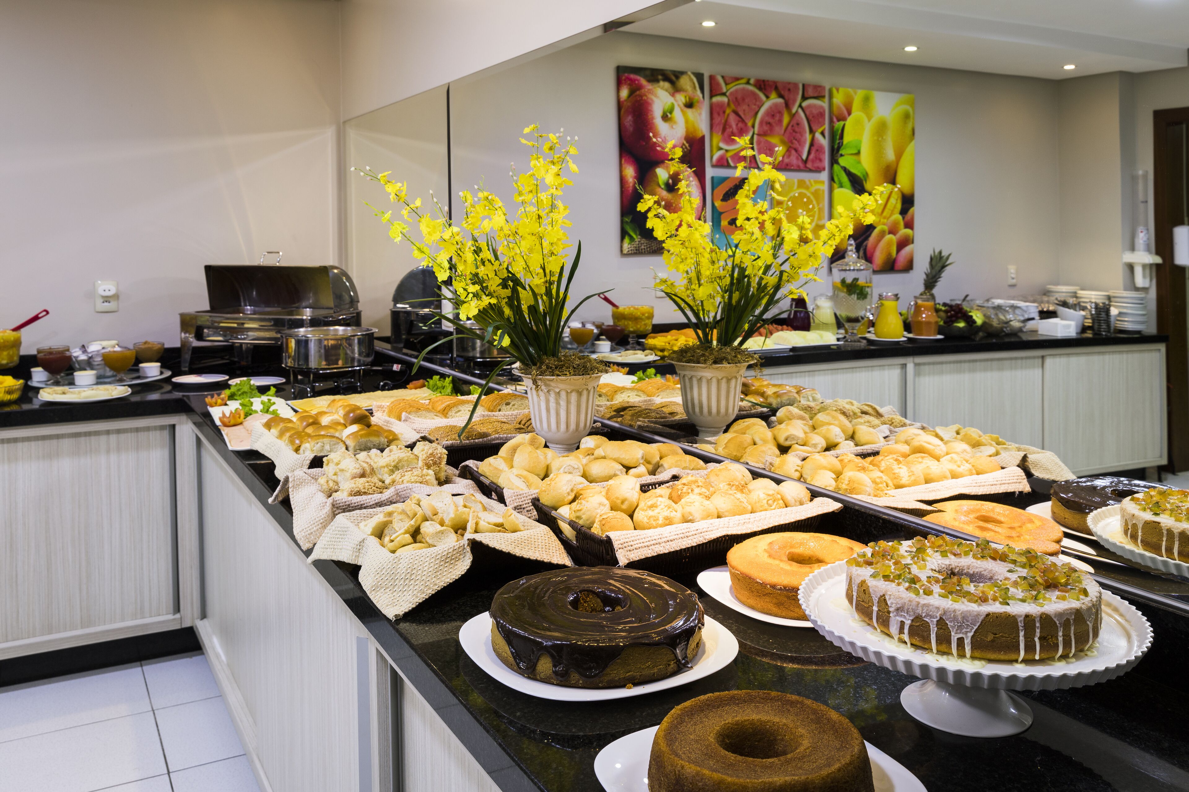 Café da manhã com buffet grátis todos os dias