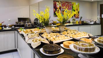 Café da manhã com buffet grátis todos os dias