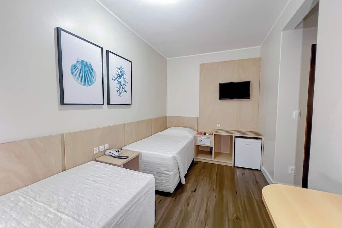 Habitación con 2 camas individuales | Minibar, escritorio, espacio para trabajar con un portátil