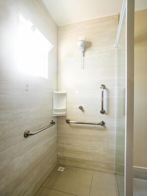 Triple Room, Mobility Accessible | Bathroom | Shower, hair dryer, towels - Hotel Rosenbrock (Balneário Camboriú)