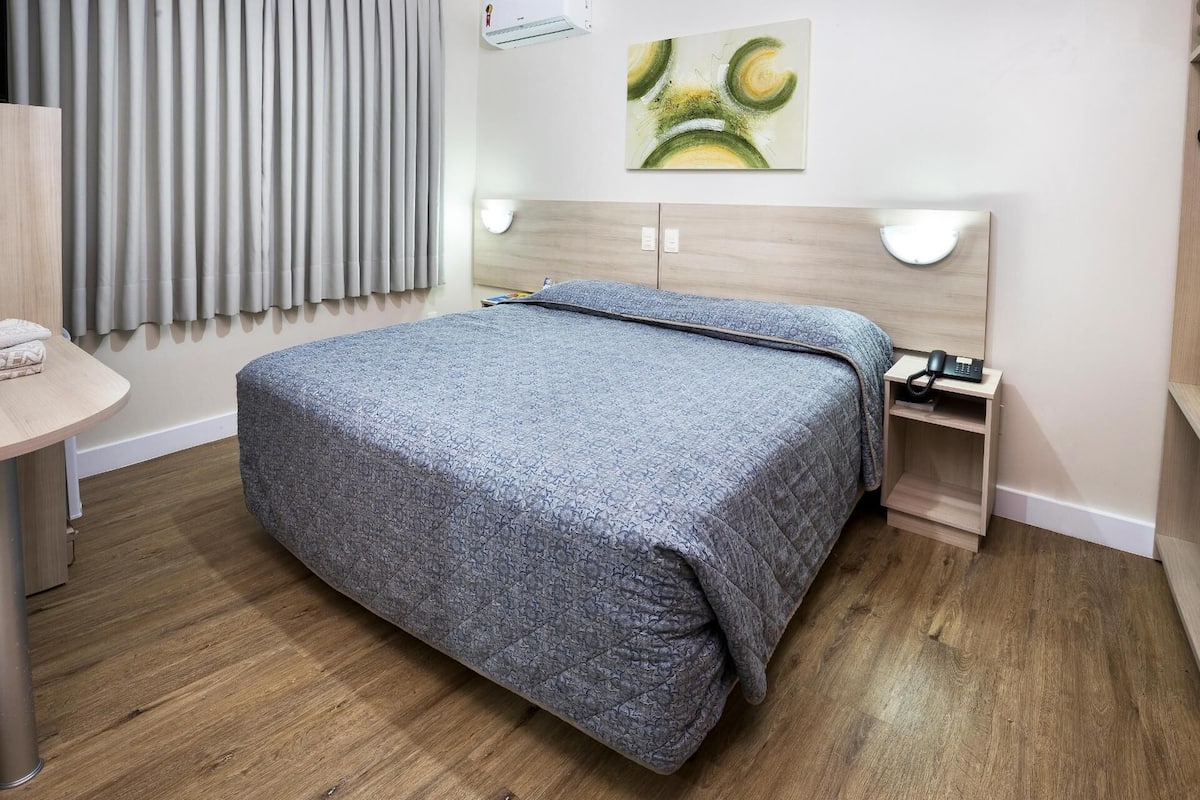Minibar, skrivbord, arbetsyta för laptop och mörkläggningsgardiner