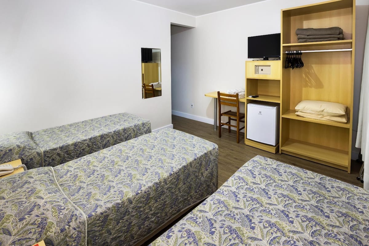 Minibar, skrivbord, arbetsyta för laptop och mörkläggningsgardiner