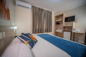 Single Room | Minibar, desk, laptop workspace, blackout drapes - Hotel Rosenbrock (Balneário Camboriú)
