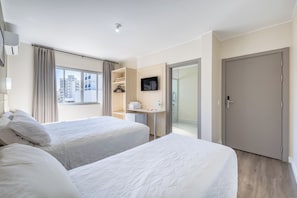 Triple Room, Mobility Accessible | Minibar, desk, laptop workspace, blackout drapes - Hotel Rosenbrock (Balneário Camboriú)