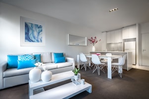 Geladeira, micro-ondas, lava-louças, cafeteira/chaleira