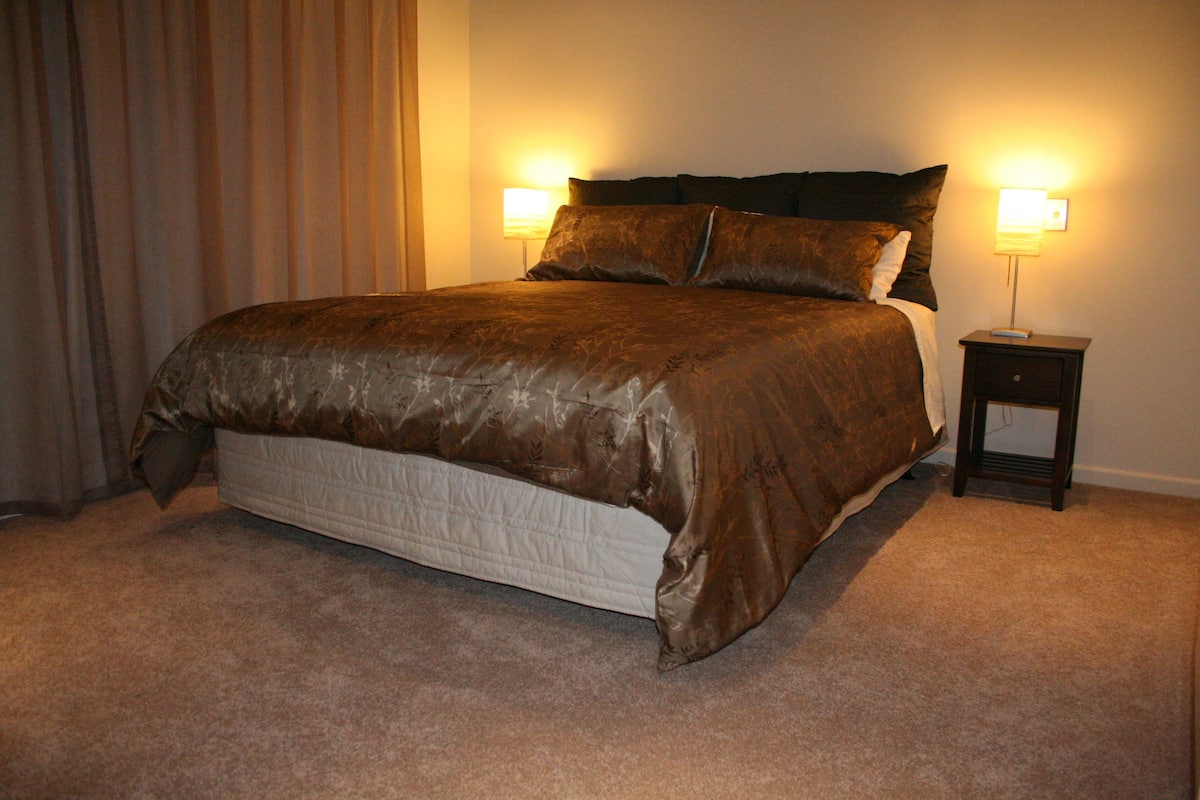 Studio, 1 King Bed, Accessible | Premium bedding, desk, blackout drapes, iron/ironing board (on request)