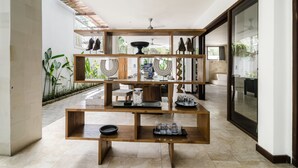 Un interior moderno con una estantería de madera que exhibe diversos objetos decorativos.